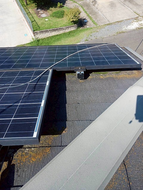 太陽光パネルをチェックした屋根